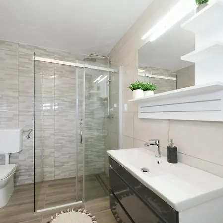 Marina, No 1 Apartman Rovanjska