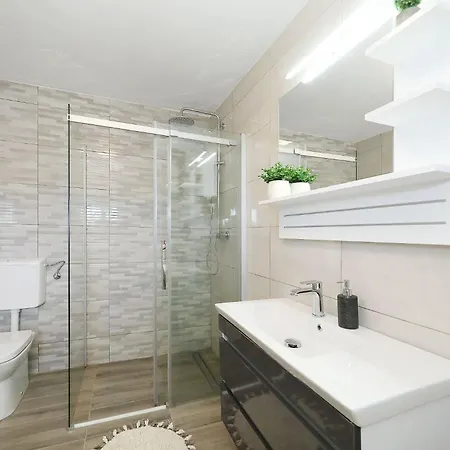 Apartman Marina, No 1 *